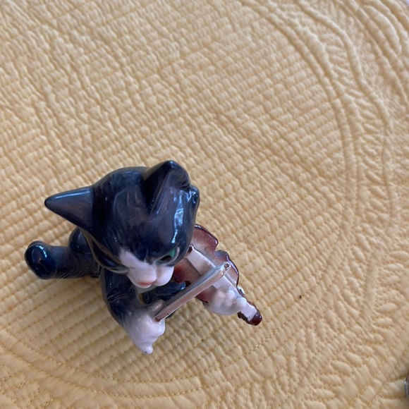 Whimsical Goebel cat playing a fiddle figurine, vintage, gray and white, ceramic - Picture 7 of 7